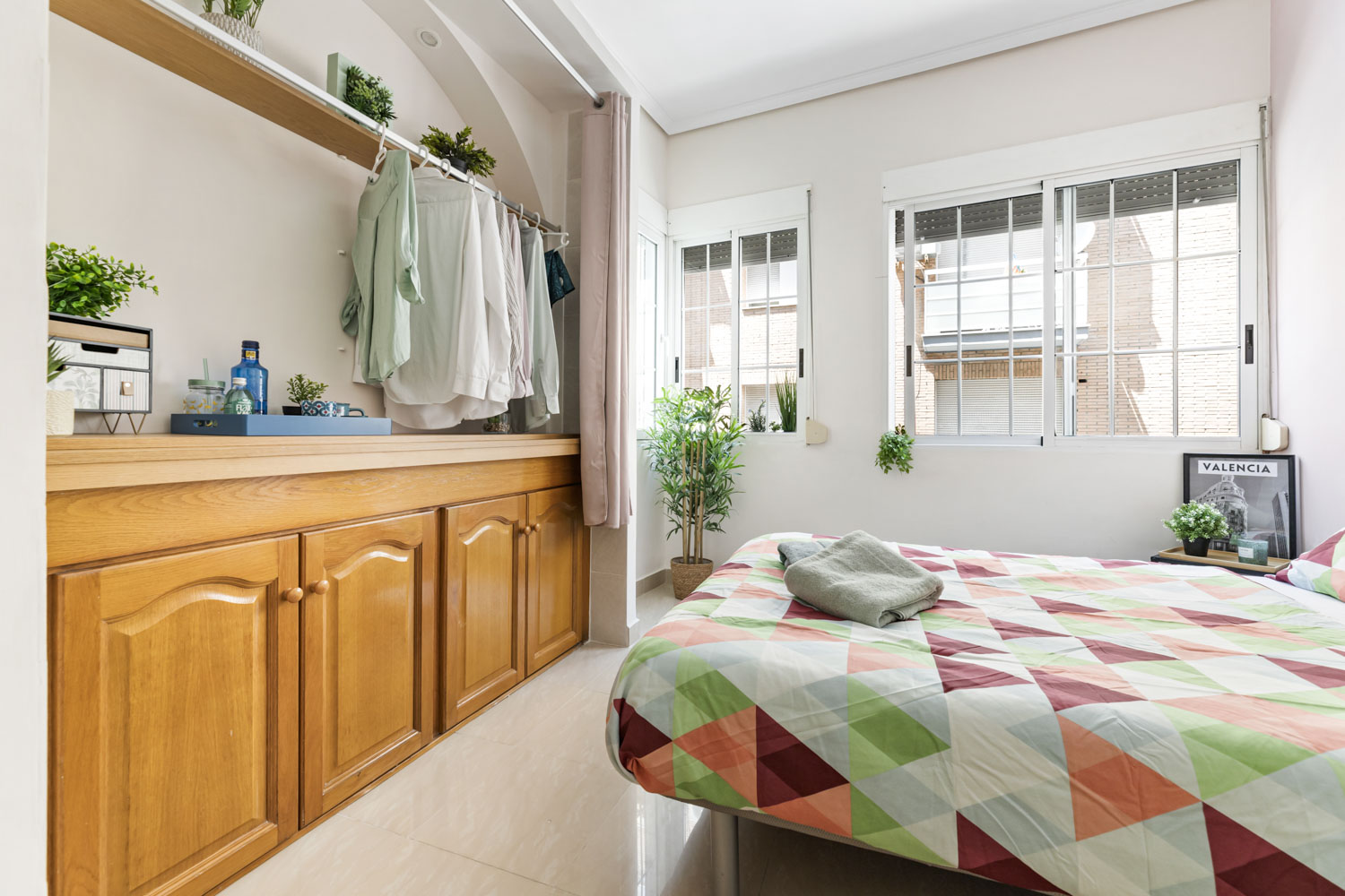 Bedrooms with common bathroom