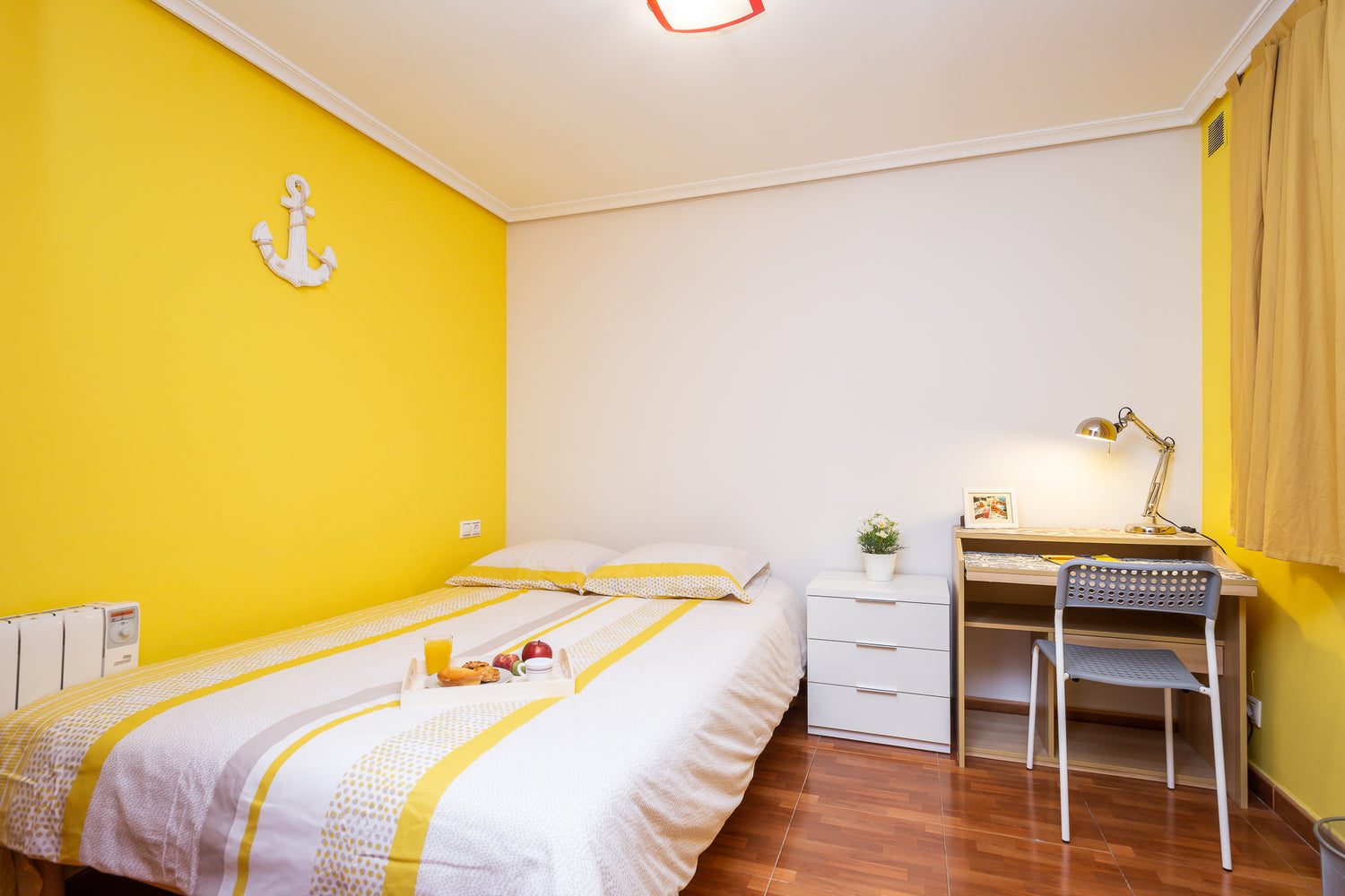 Yellow Bedroom - Valls Flat