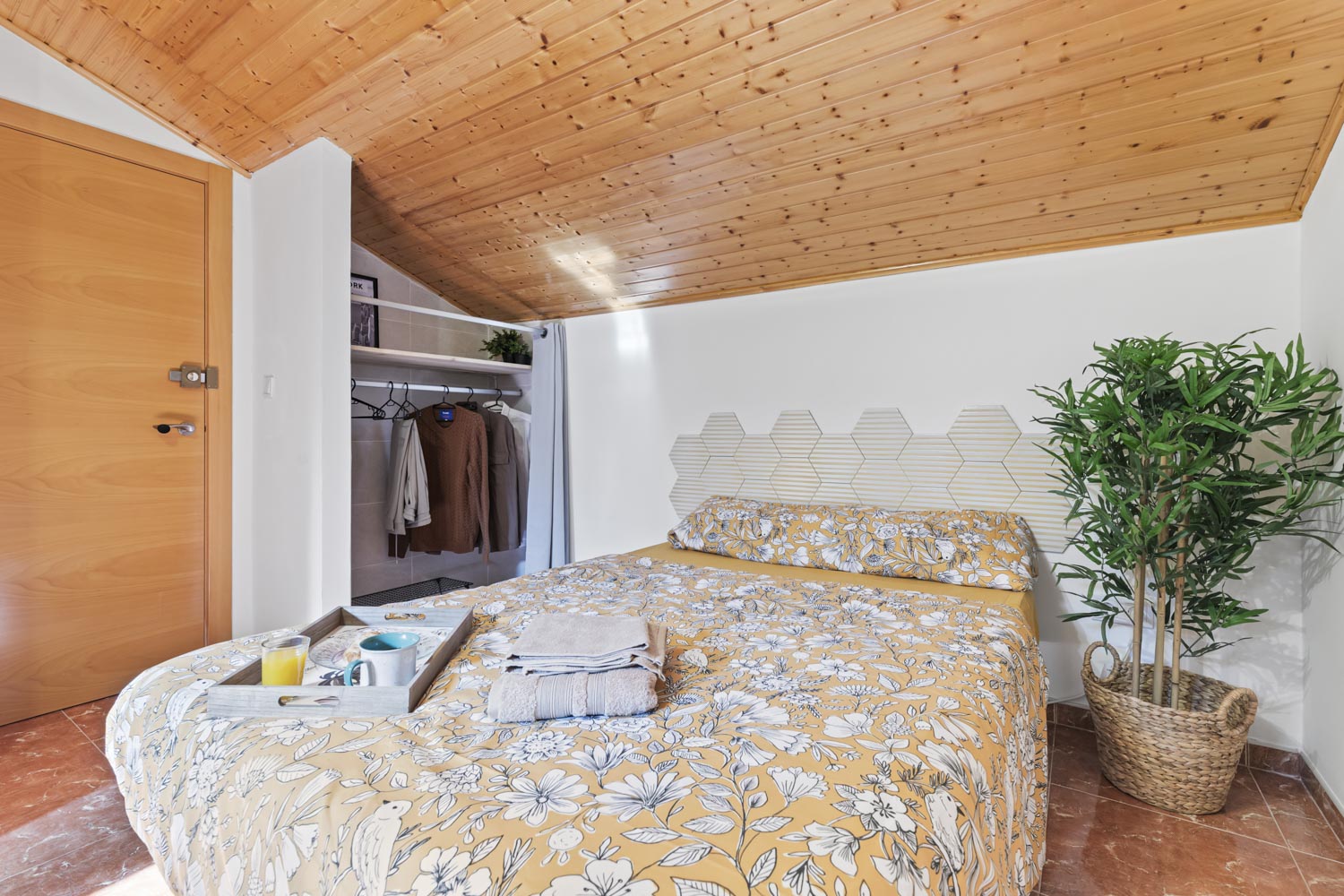 Yellow & Wood Bedroom - Green Building