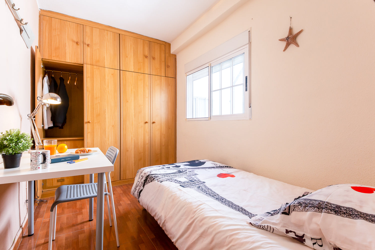 Beige Bedroom - Valls Flat