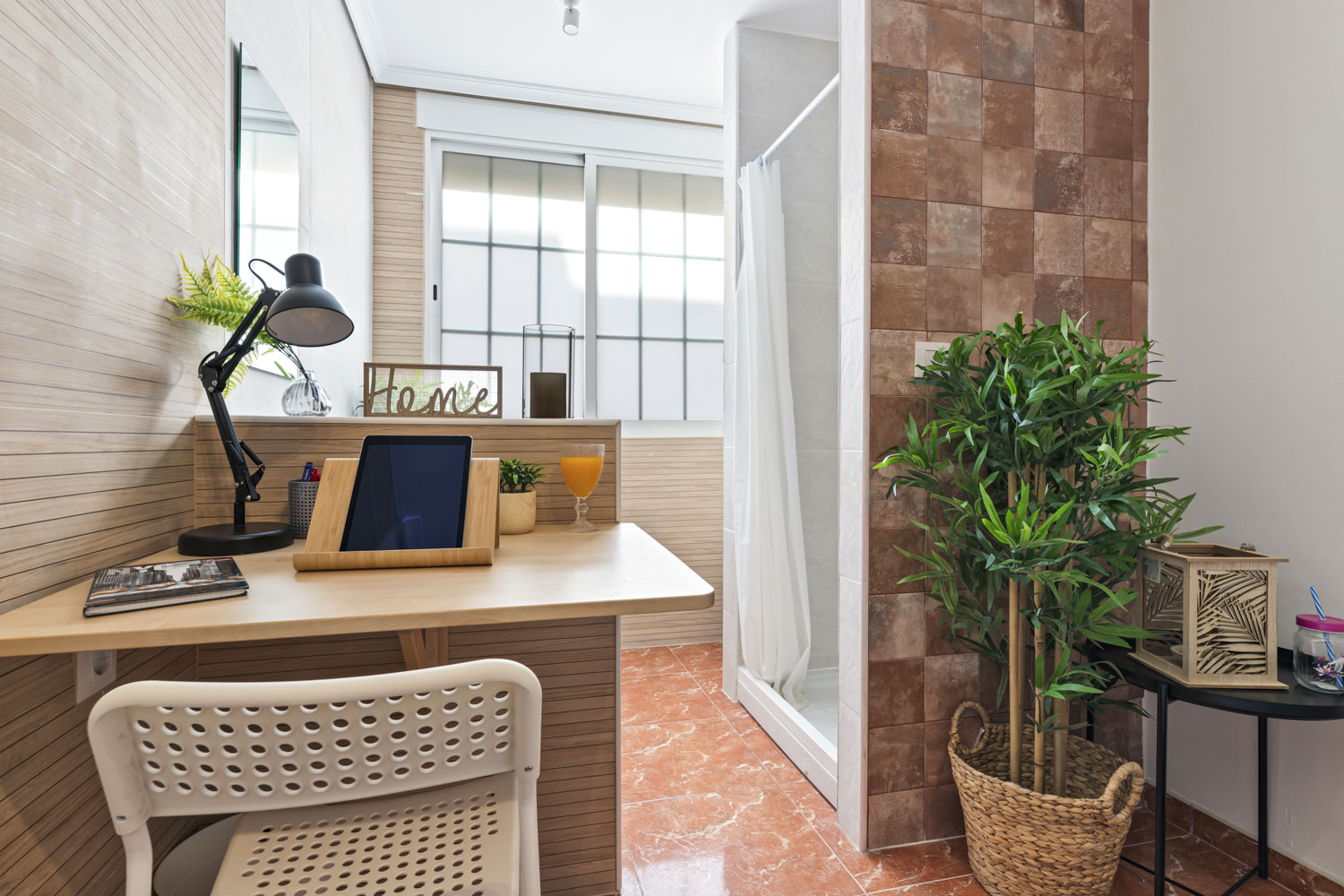 Corail & Wood Bedroom - Green Building