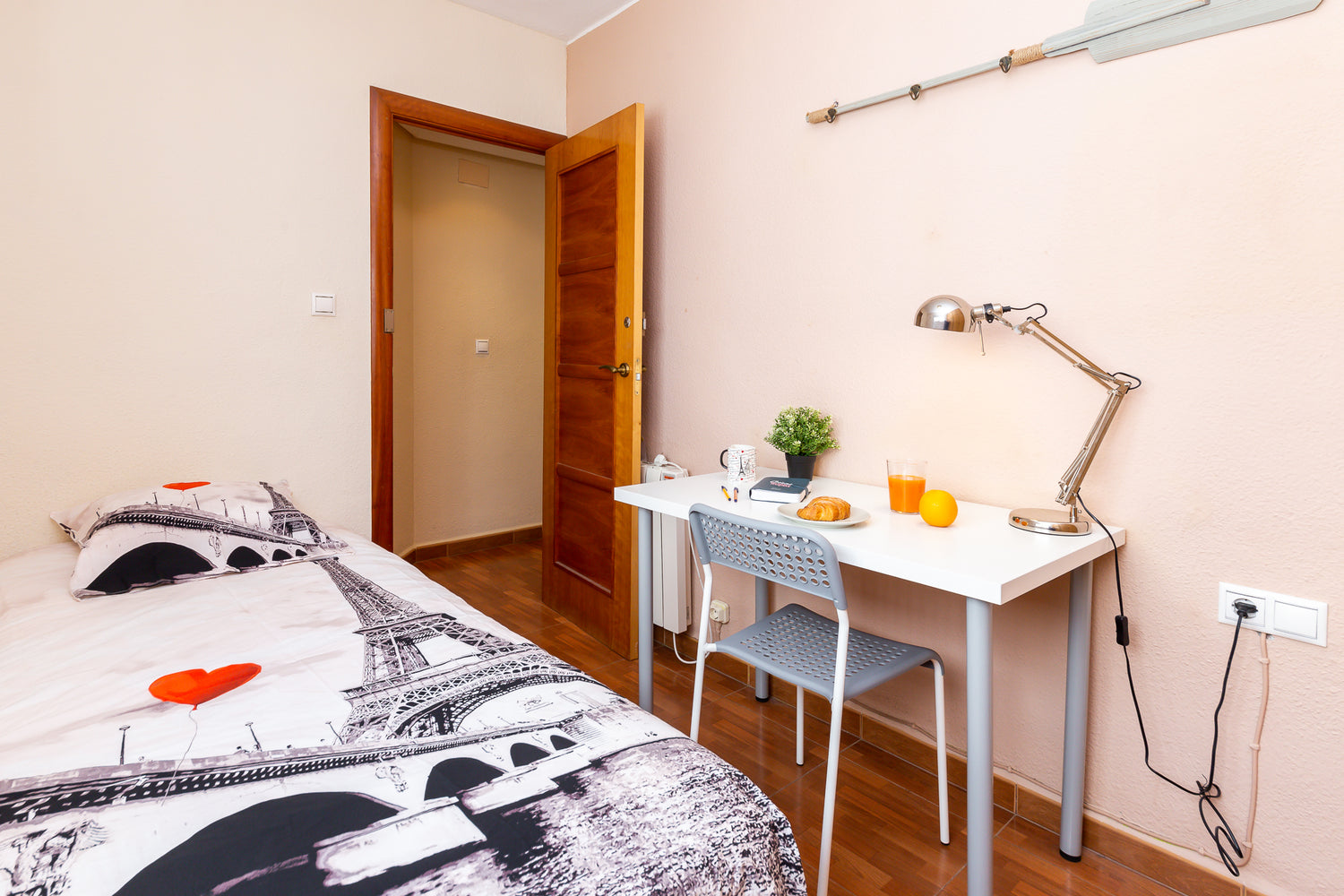 Beige Bedroom - Valls Flat