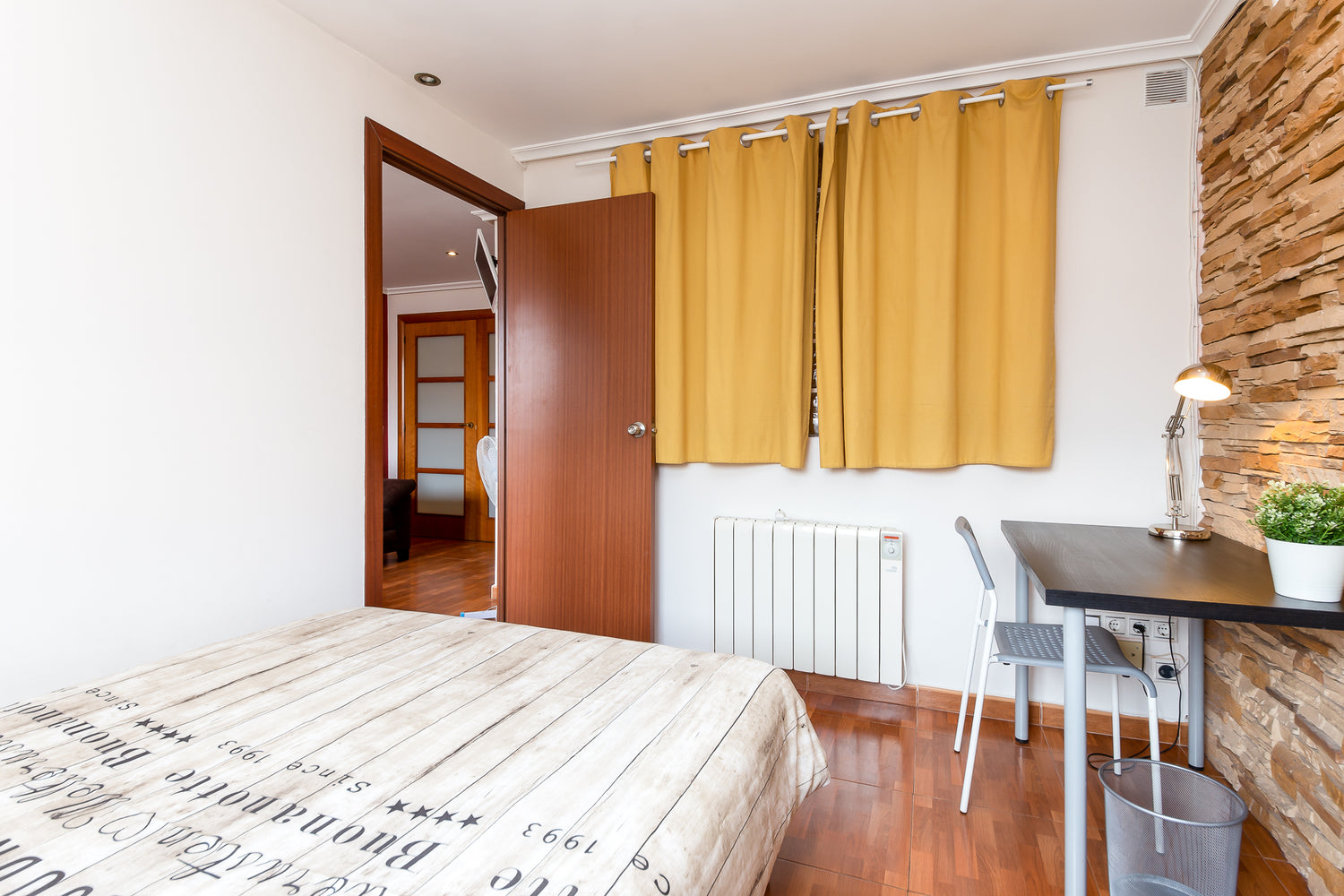 Stone Bedroom - Valls Flat