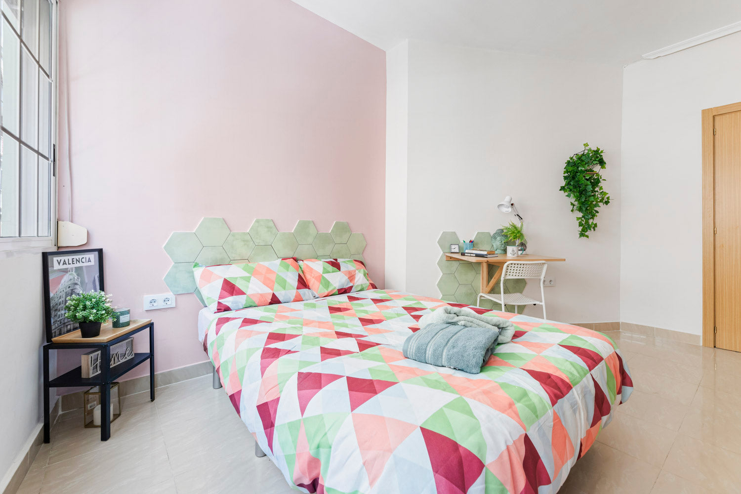 Pink & Green Bedroom - Green Building