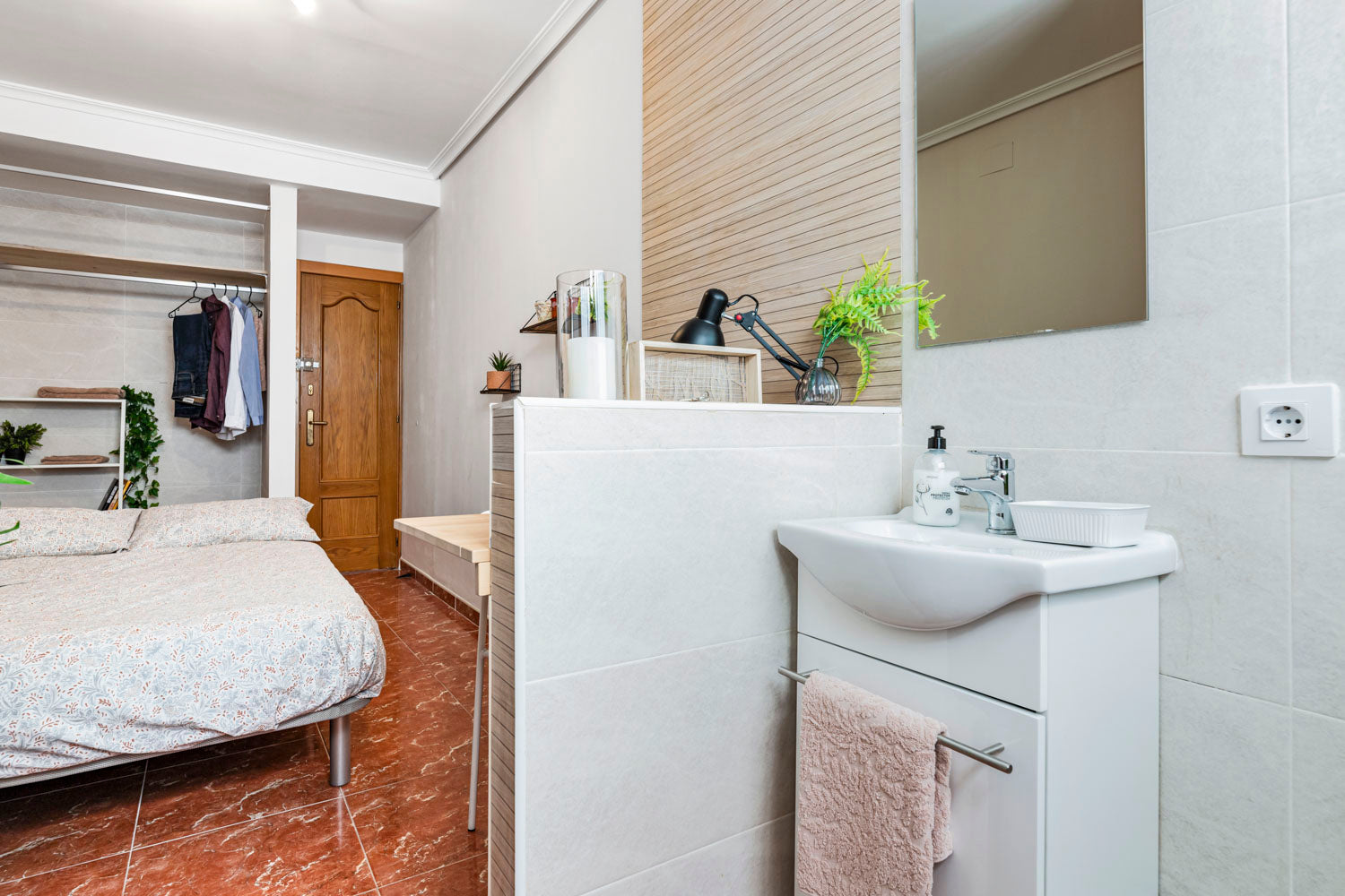 Corail & Wood Bedroom - Green Building