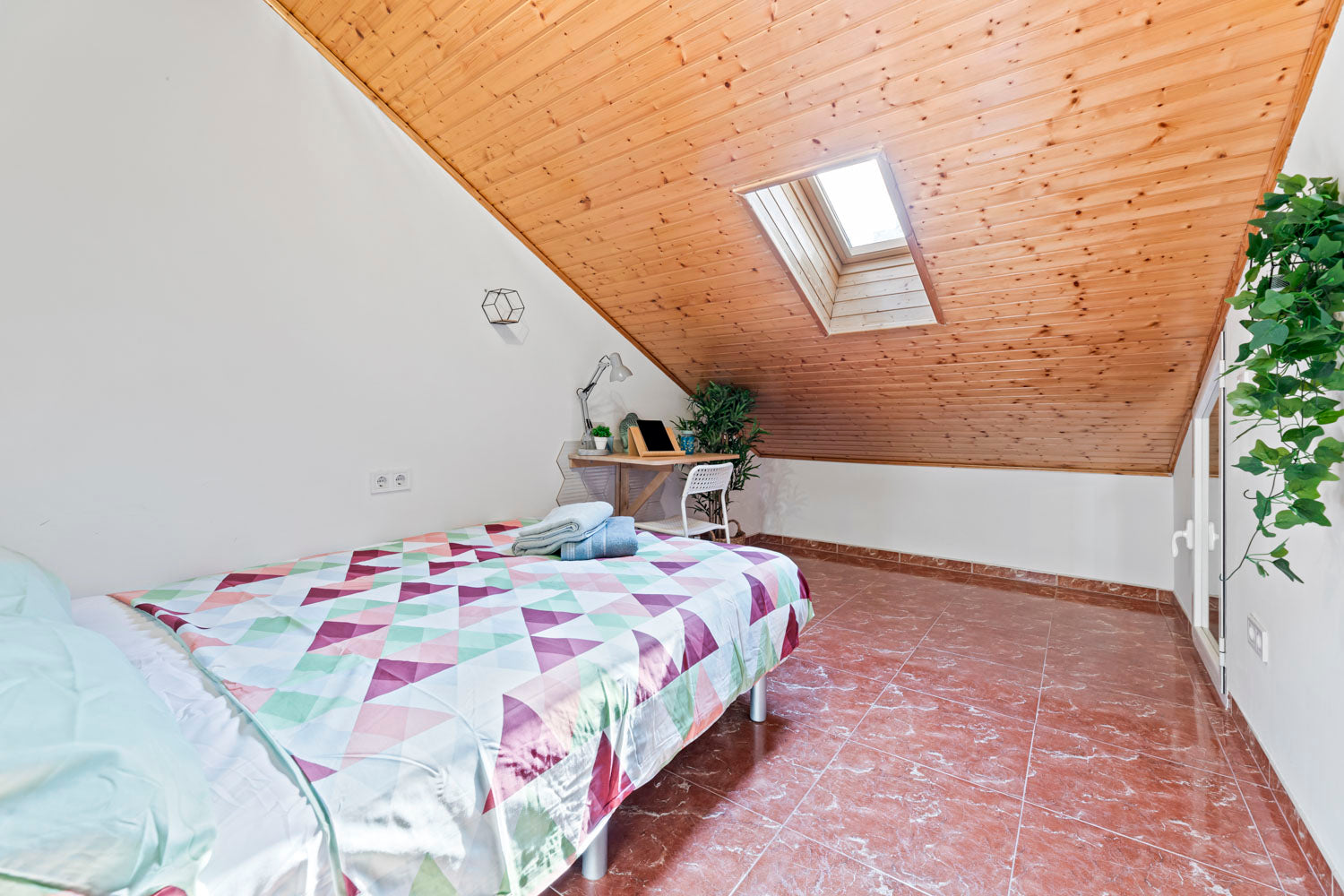 Green  & Wood Bedroom - Green Building