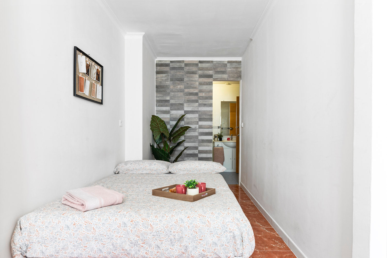 Red & Stone Bedroom - Green Building