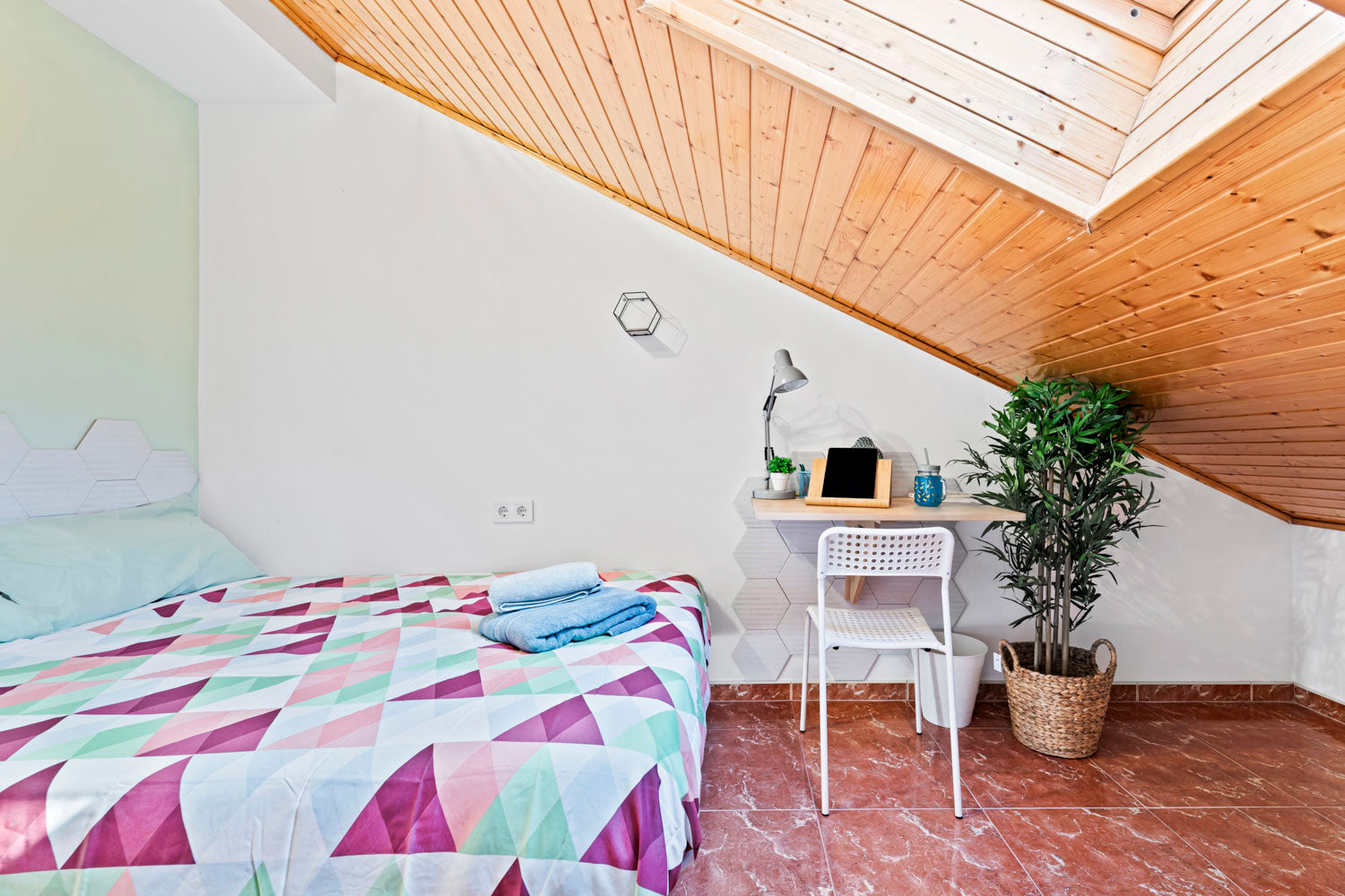 Green  & Wood Bedroom - Green Building