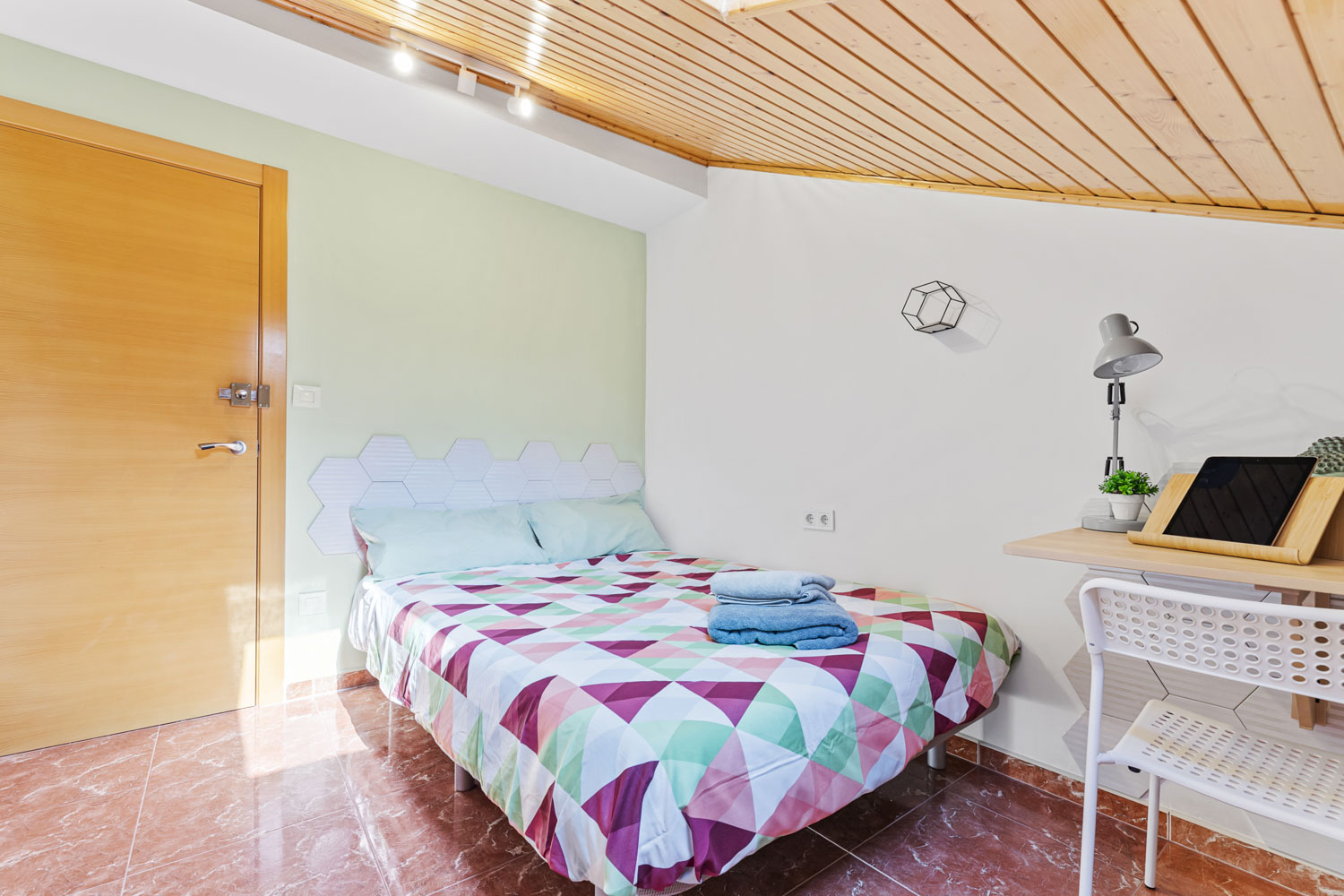 Green  & Wood Bedroom - Green Building