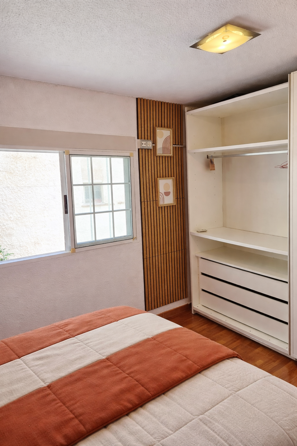 Terracotta Bedroom - Valls Flat